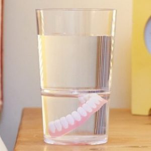 Gebit in glas water