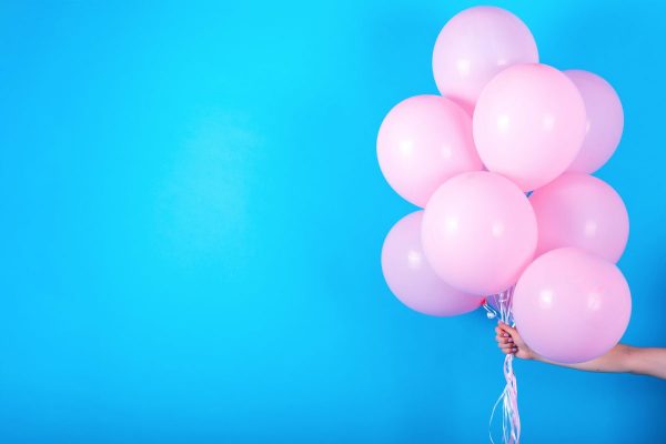 Rozze ballonen met een blauwe achtergrond