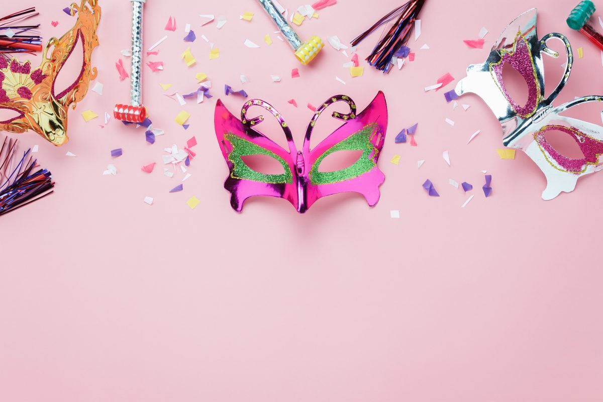 Carnavalsmaskers met roze achtergrond